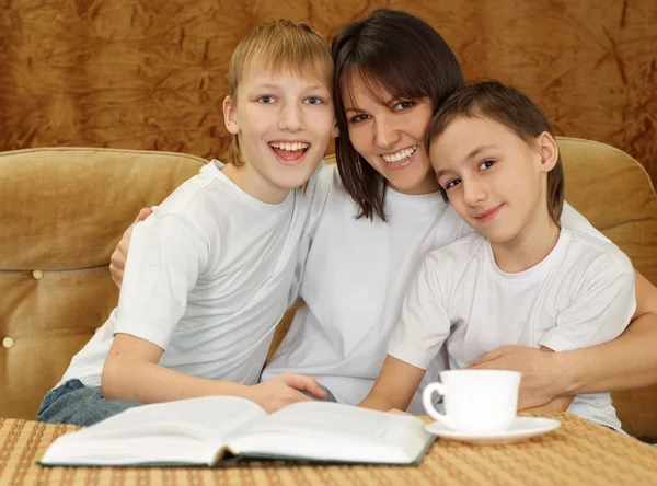 Vackra charmiga mamma och söner som sitter — Stockfoto