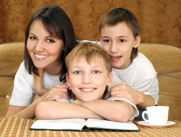 Bliss charmante moeder en zonen zitten — Stockfoto
