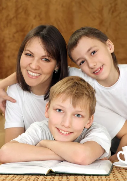 Glädje charmiga mamma och söner som sitter — Stockfoto