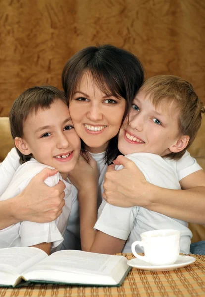 Мать с сыновьями сидят — стоковое фото
