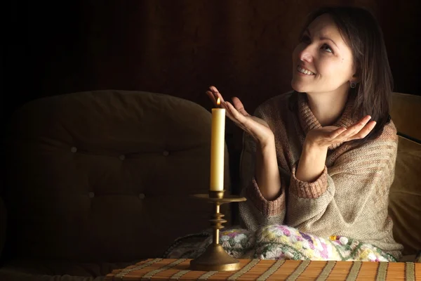 Vacker kaukasisk kvinna på en soffa — Stockfoto