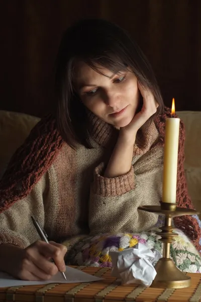 Jolie femme caucasienne assise à une table d'écriture — Photo