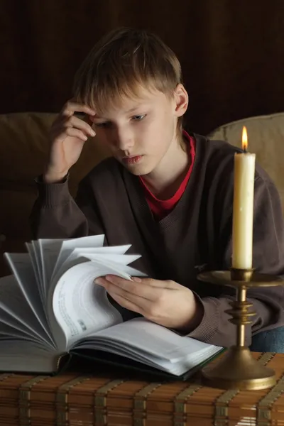 Gelukkig Kaukasische jongen zitten aan een tafel — Stockfoto