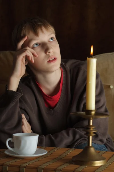 Kaukasischer Junge sitzt an einem Tisch — Stockfoto