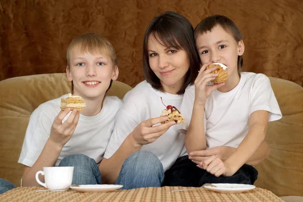 Een gelukkig Kaukasische moeder met haar zoons zitten — Stockfoto