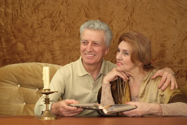 Mooi Kaukasische bejaarde echtpaar zitten aan een tafel — Stockfoto