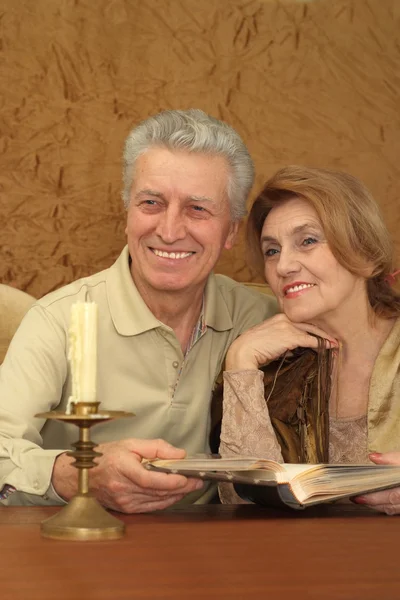 Lyckliga kaukasiska äldre paret sitter vid ett bord — Stockfoto