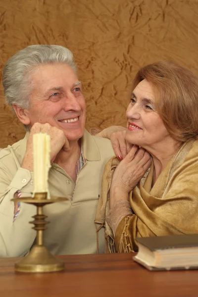 Sok szerencsét a kaukázusi idős házaspár ül az asztalnál — Stock Fotó