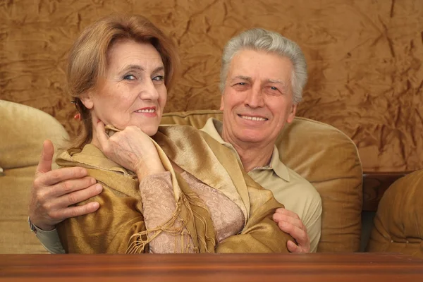 Caucasian elderly couple sitting at a table — Stok fotoğraf