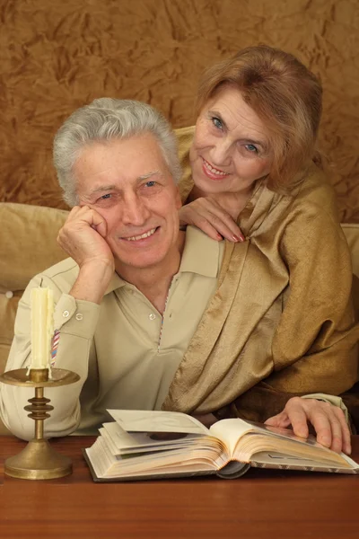 Schönes älteres Ehepaar sitzt an einem Tisch — Stockfoto