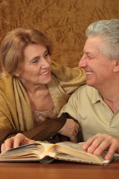 Bella buona coppia di anziani seduti a un tavolo — Foto Stock