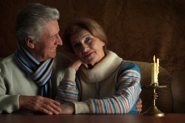 Vackra kaukasiska gamla paret sitter vid ett bord — Stockfoto