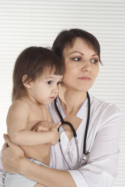 Лікар з маленькою дитиною — стокове фото