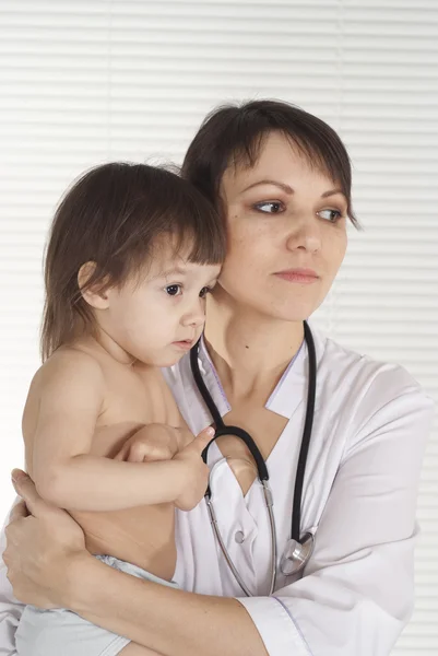 Docteur avec petit bébé — Photo