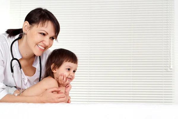 Un médecin heureux avec un petit patient — Photo