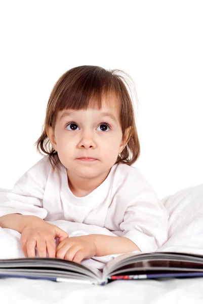 Felice ragazza caucasica con un libro — Foto Stock