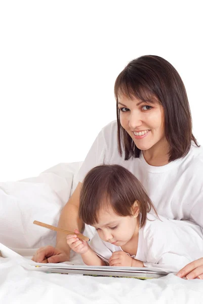 Eine Mutter mit ihrer Tochter, die mit einem Bleistift liegt — Stockfoto