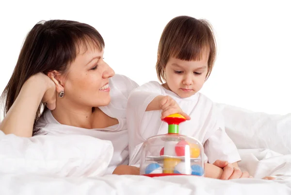 Eine glückliche kaukasische Mutter mit ihrer Tochter, die mit einem Spielzeug spielt — Stockfoto