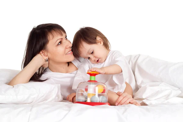 En trevlig kaukasiska mor med dottern leker med en leksak — Stockfoto