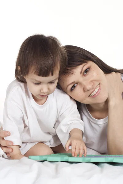 Trevlig tjej med lilla bebis — Stockfoto