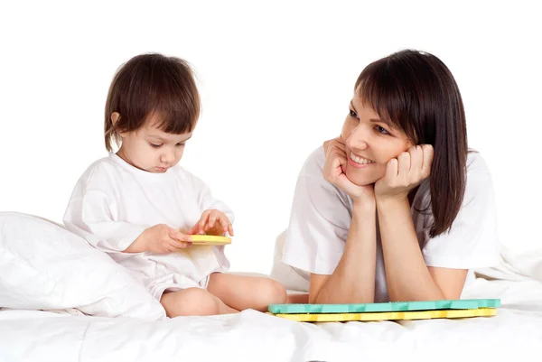 Una madre caucásica feliz con su hija jugar con una estera — Foto de Stock