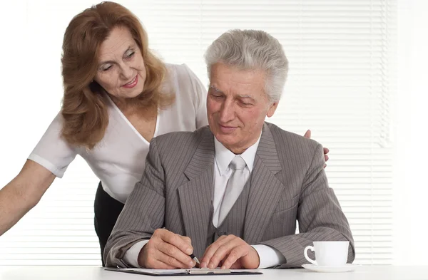 Un anciano con una dama — Foto de Stock