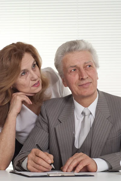 Een mooie oude man met een dame — Stockfoto