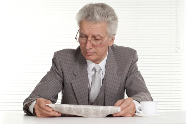 Un anciano con gafas sentado — Foto de Stock