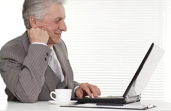 Geschäftsmann sitzt am Laptop — Stockfoto