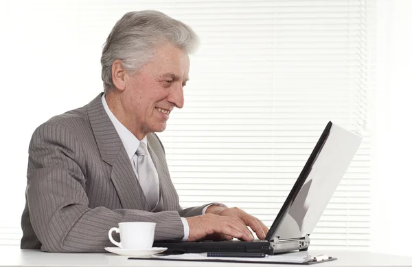 Biznesmen siedząc przy laptopie — Zdjęcie stockowe