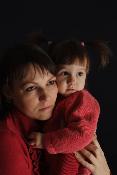 Goede triest Kaukasische vrouw met een dochter — Stockfoto