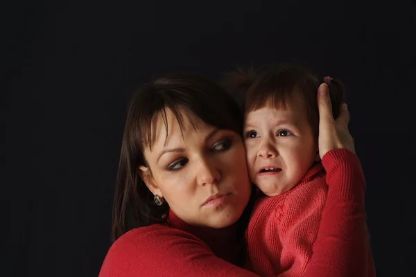 Vrij triest Kaukasische mama met een dochter — Stockfoto
