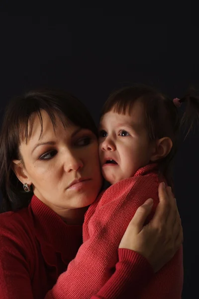 Heureuse maman caucasienne triste avec une fille — Photo