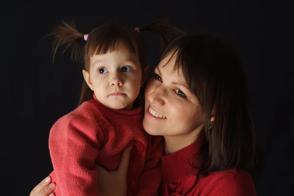 Bastante caucásico feliz mamá con una hija y una pelota de aire —  Fotos de Stock