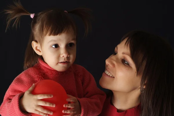 快乐白种人快乐妈妈与女儿和空气球 — 图库照片