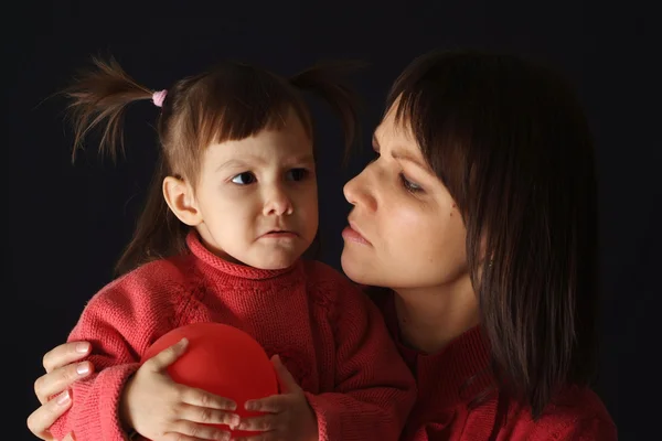 Buona mamma caucasica felice con una figlia e una palla d'aria — Foto Stock