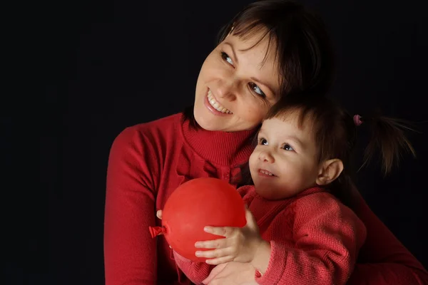 美丽的快乐妈妈与女儿和空气球 — 图库照片