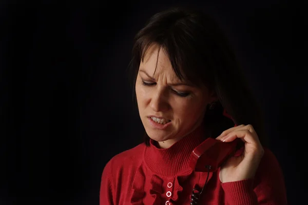 Mujer caucásica bastante triste hablando por teléfono —  Fotos de Stock