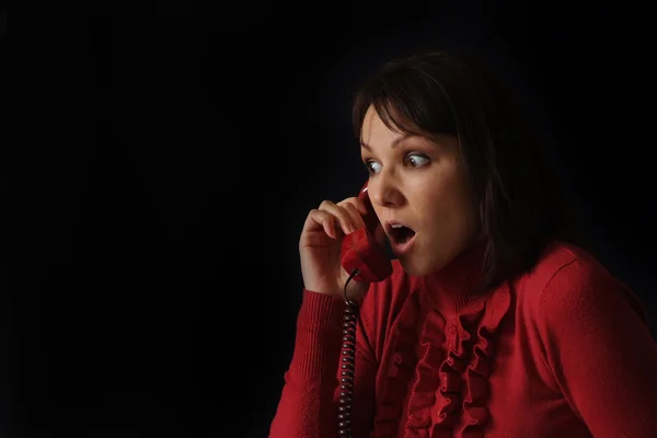 Bom triste mulher caucasiana falando ao telefone — Fotografia de Stock