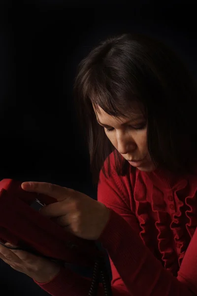 Bastante triste mujer caucásica hablando por teléfono —  Fotos de Stock