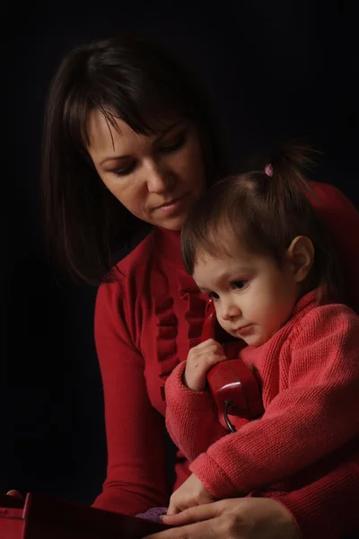 Bella caucasico felice madre e figlia parlare al telefono — Foto Stock