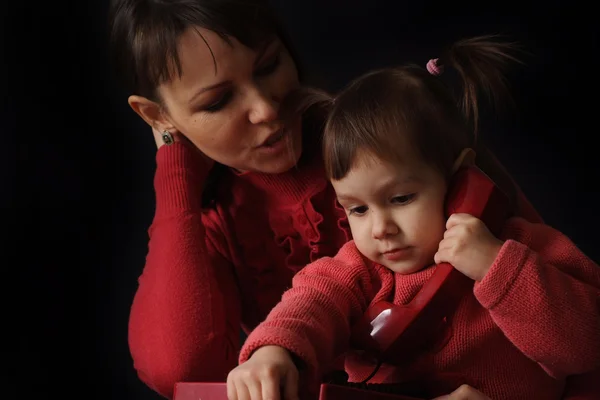 Красивая белая счастливая мать и дочь разговаривают по телефону — стоковое фото