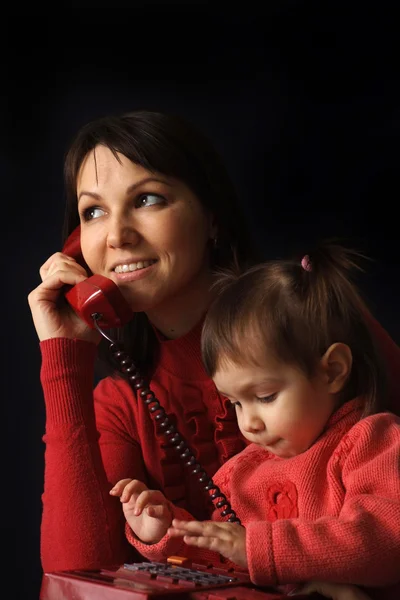 Mooi Kaukasische gelukkig moeder en dochter praten aan de telefoon — Stockfoto
