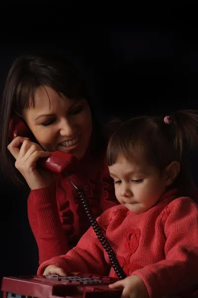 Happy Caucasian happy mother and daughter talk on the phone — Stock Photo, Image