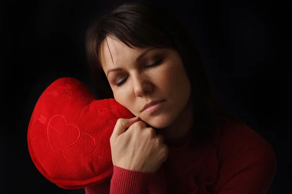 Mooie Kaukasische vrouw met een gelukkig hart kussen — Stockfoto