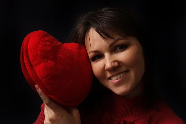 Trevlig kaukasisk kvinna med en glad hjärta kudde — Stockfoto