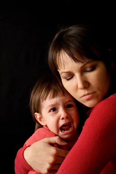 Mamma ledsen för flickan gråter — Stockfoto
