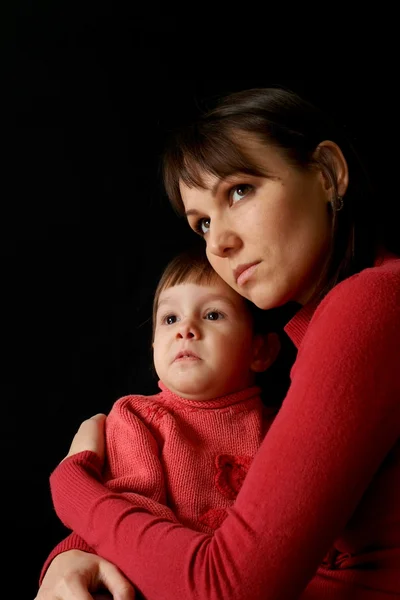 A beautiful Caucasian mom with a sad crying daughter — Stock Photo, Image