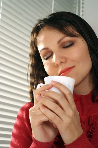 Hermosa mujer caucásica de pie con una taza — Foto de Stock