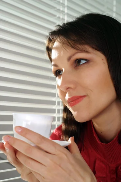 Bella donna caucasica in piedi con una tazza — Foto Stock